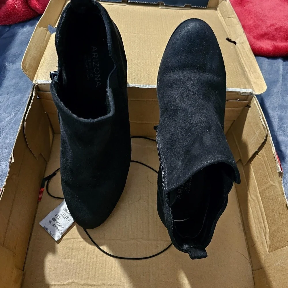 ARIZONA JEANS CO.‎ Black Ankle Suede Side Zipper Booties Womens Size 7 1/2